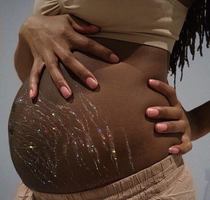pregnant woman prenatal yoga glitterstretchmarks
